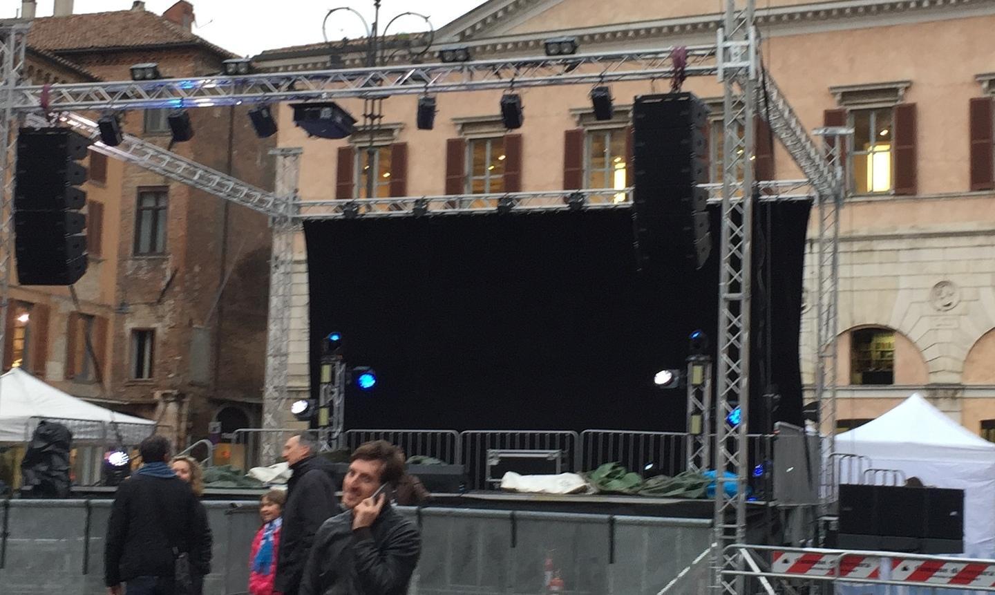 Il palco della festa forse resta lì
