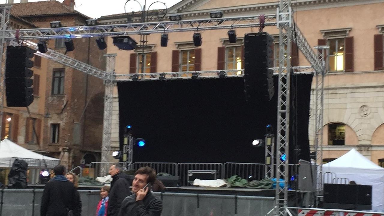 Il palco della festa forse resta lì