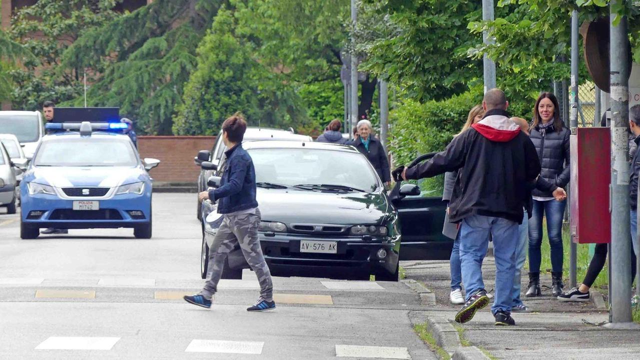 Valigia vicina alla scuola scatta l'allarme, chiusa la strada