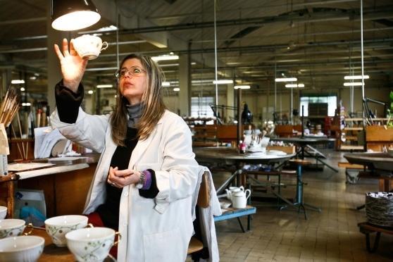 Una dipendente al lavoro nella manifattura Richard-Ginori di Sesto
