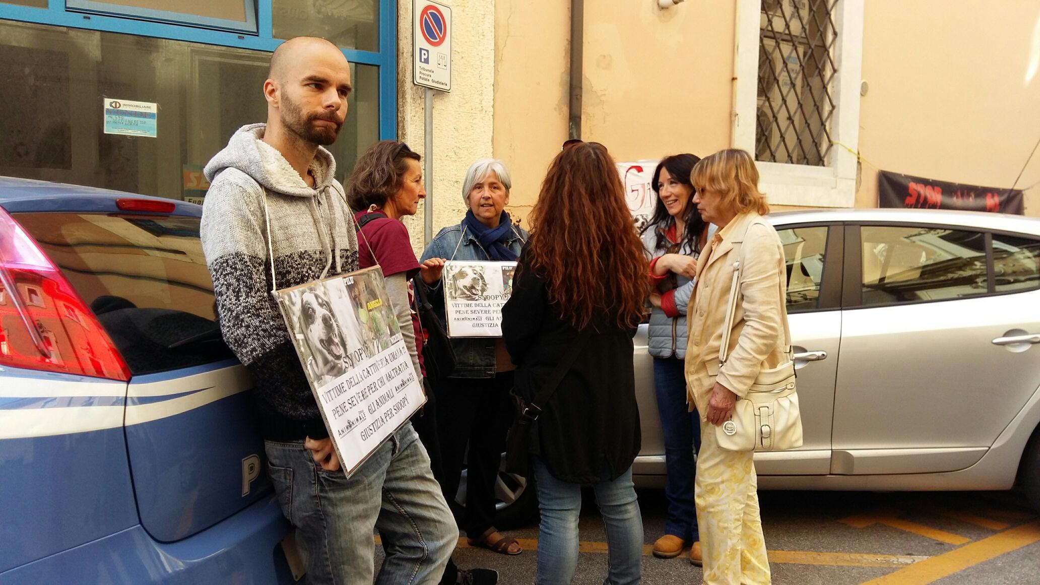 Giustizia per Snoopy, animalisti protestano davanti al Tribunale