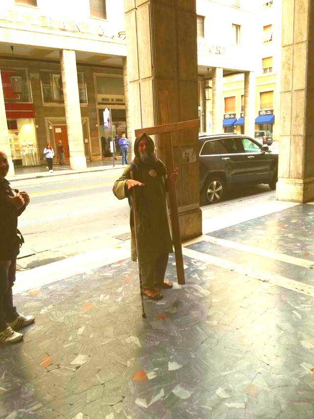 L'uomo con la croce in via Grande 