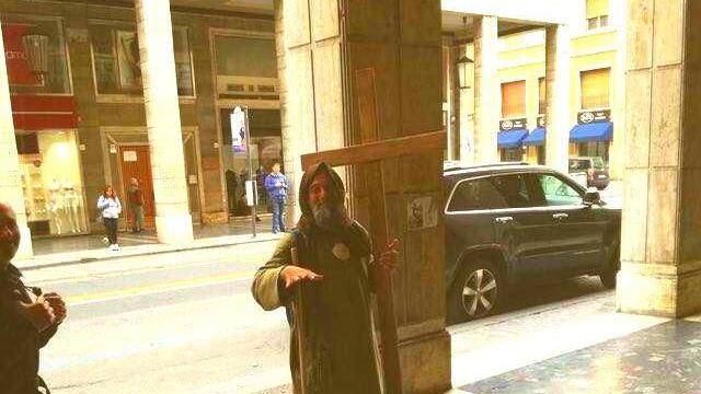 L'uomo con la croce in via Grande