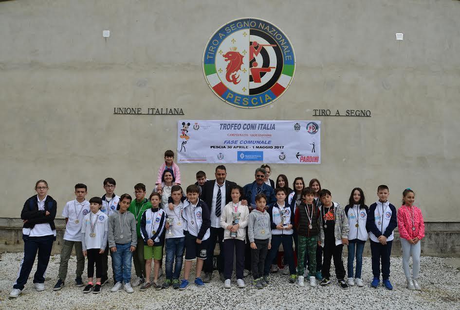 Foto di gruppo per i giovanissimi atleti del Tiro a segno Pescia