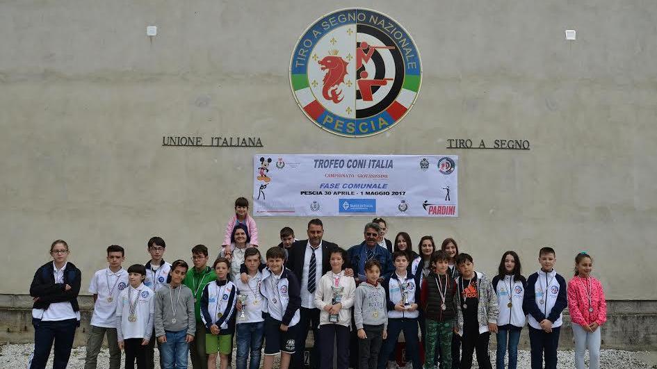 Foto di gruppo per i giovanissimi atleti del Tiro a segno Pescia