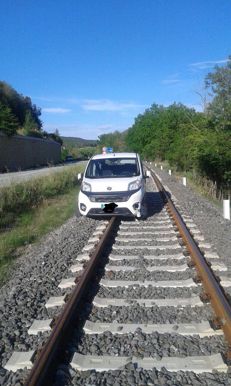 Si addormenta in auto e finisce sulla ferrovia