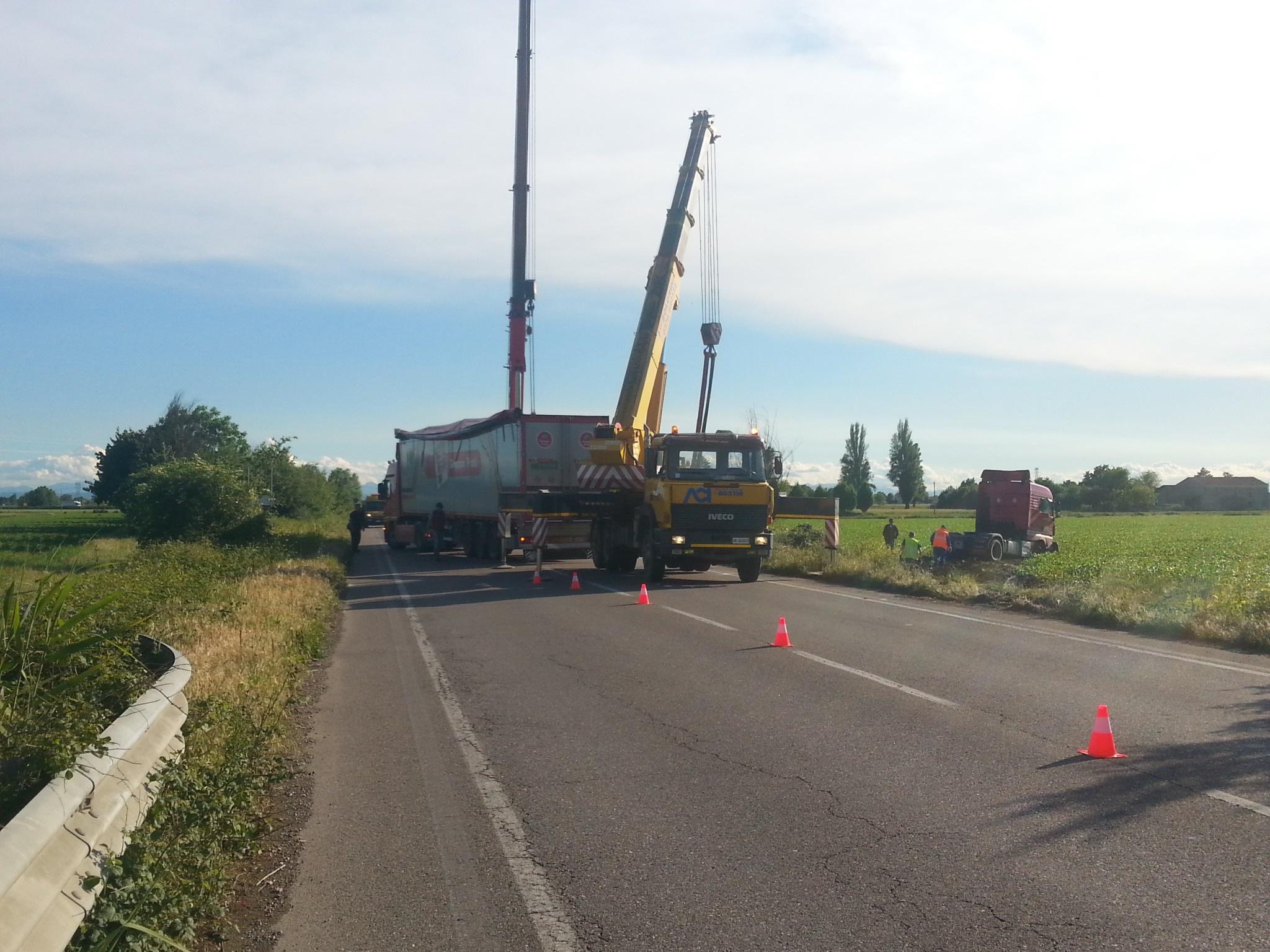 Luzzara: camion fuori strada, traffico in tilt sulla Cispadana
