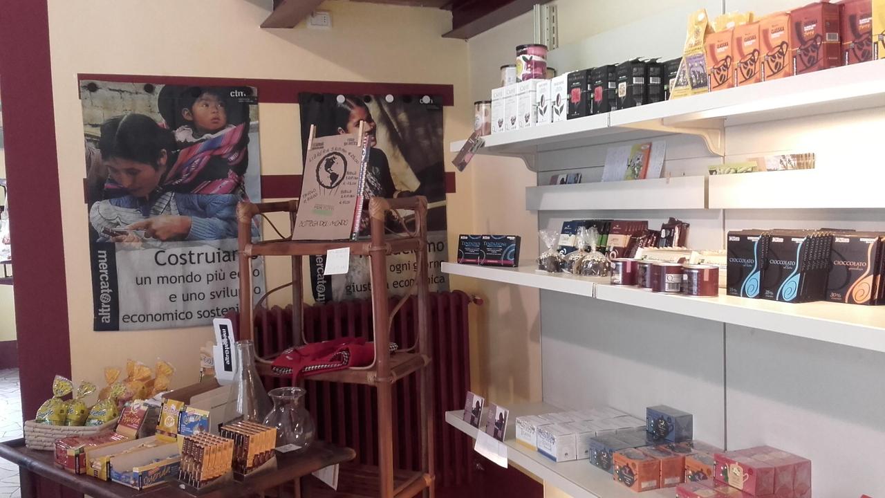 L'interno del negozio "Il Granello di Senapa"