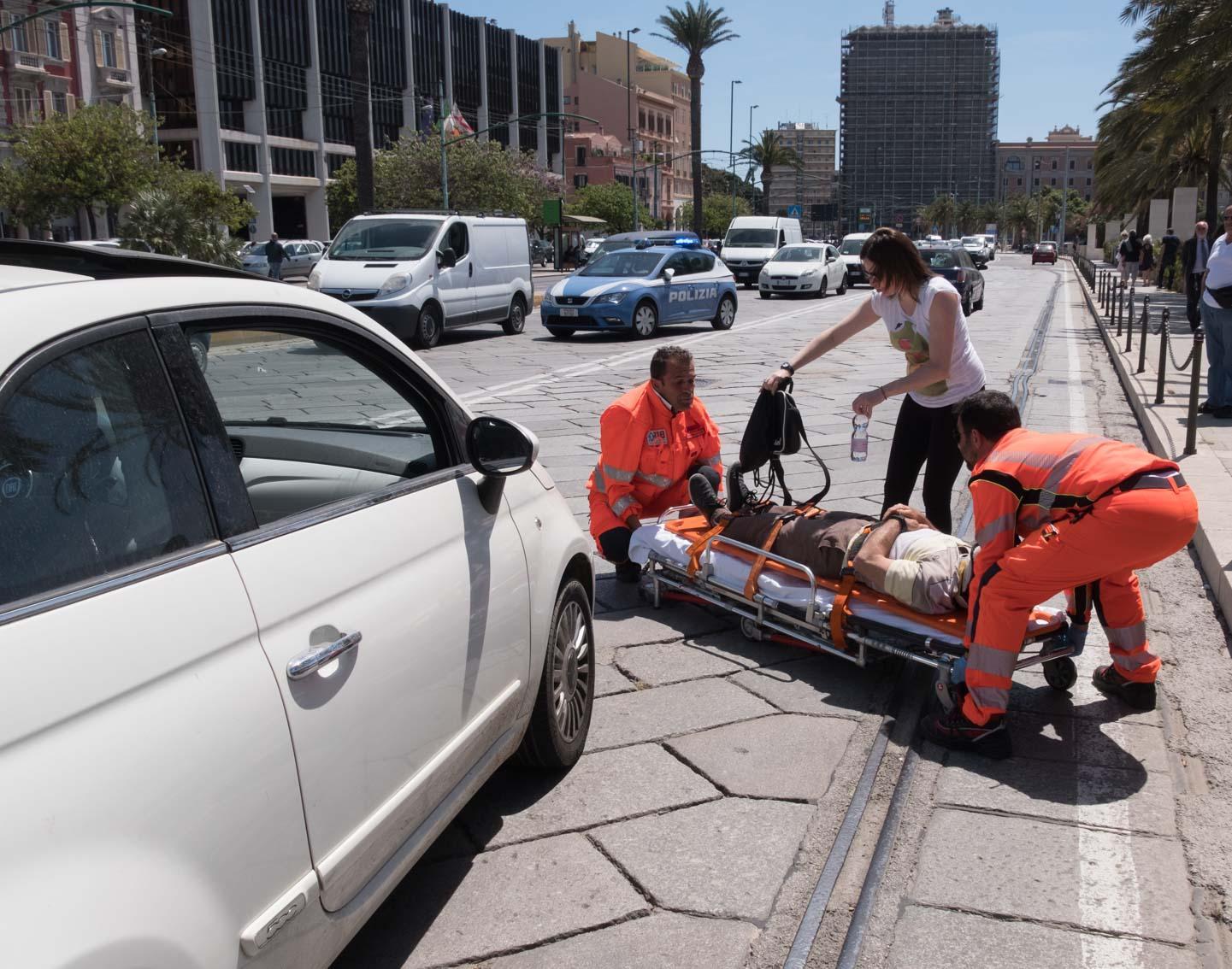 Il pedone soccorso in via Roma (foto Mario Rosas)