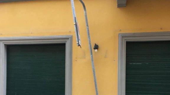 Cartello della segnaletica piegato dai vandali in vi Cavallotti