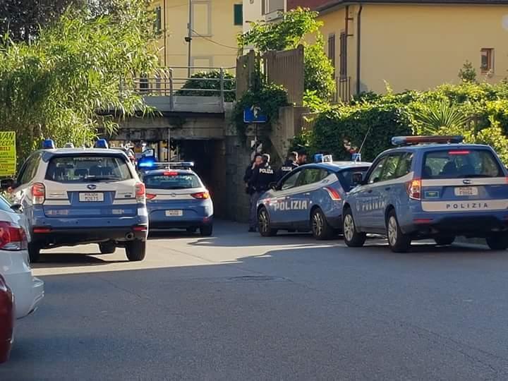L'intervento della polizia in via Dei Gobbi