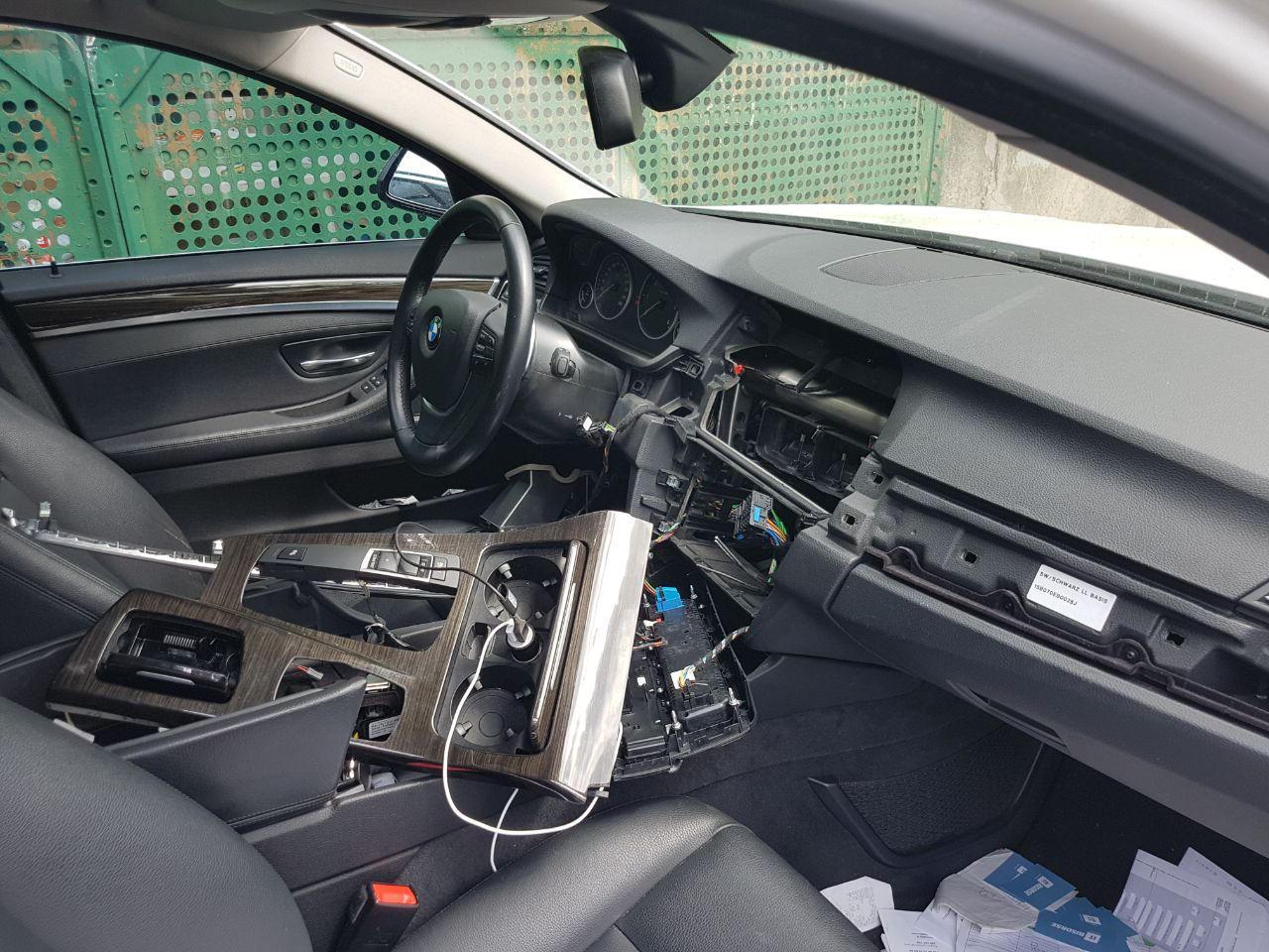 L'interno dell'auto devastato