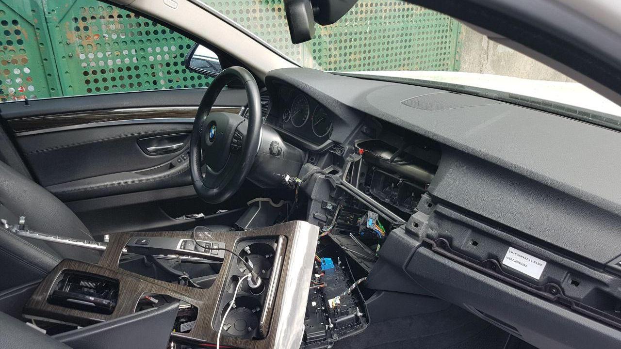 L'interno dell'auto devastato