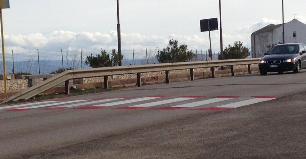 Tracciate le strisce pedonali ma mancano i cartelli stradali