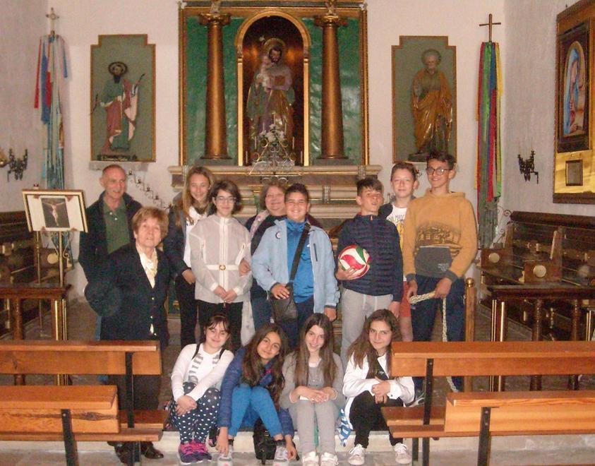 Alunni di Valledoria in visita nella chiesetta di S. Giuseppe