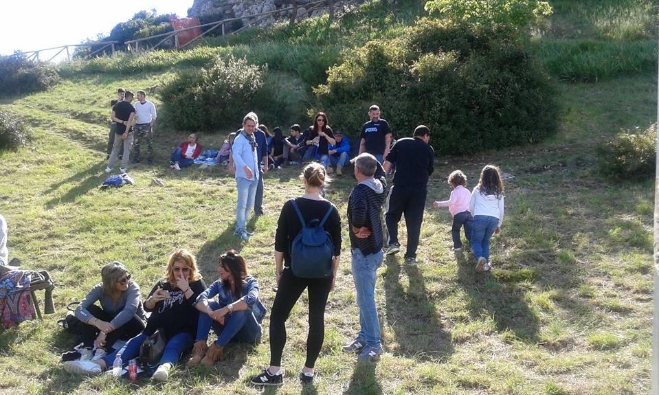 Merenda vicino alla chiesa distrutta