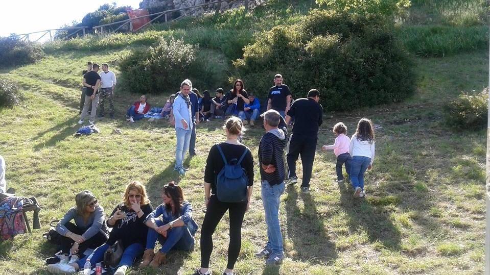 Merenda vicino alla chiesa distrutta