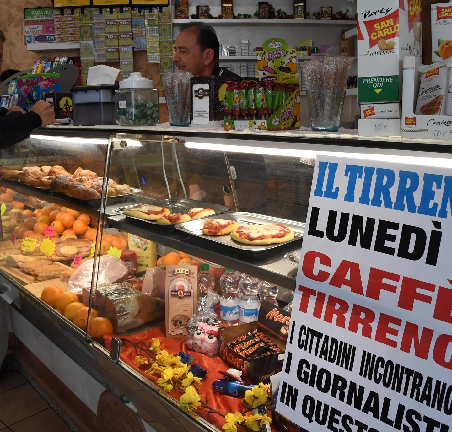 Il bar aperto anche il pomeriggio per dare vita a tutta la strada
