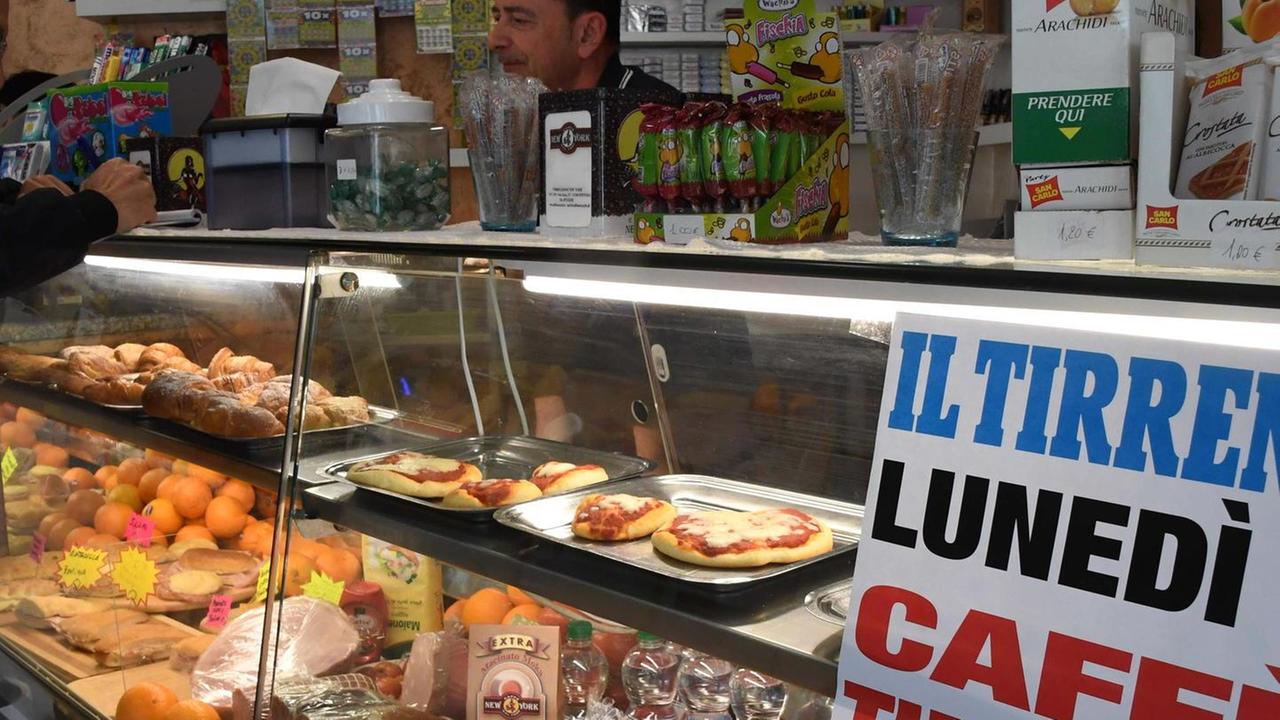 Il bar aperto anche il pomeriggio per dare vita a tutta la strada