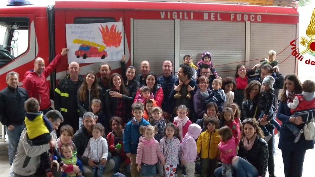 I bimbi dell’asilo in visita alla sede dei vigili del fuoco