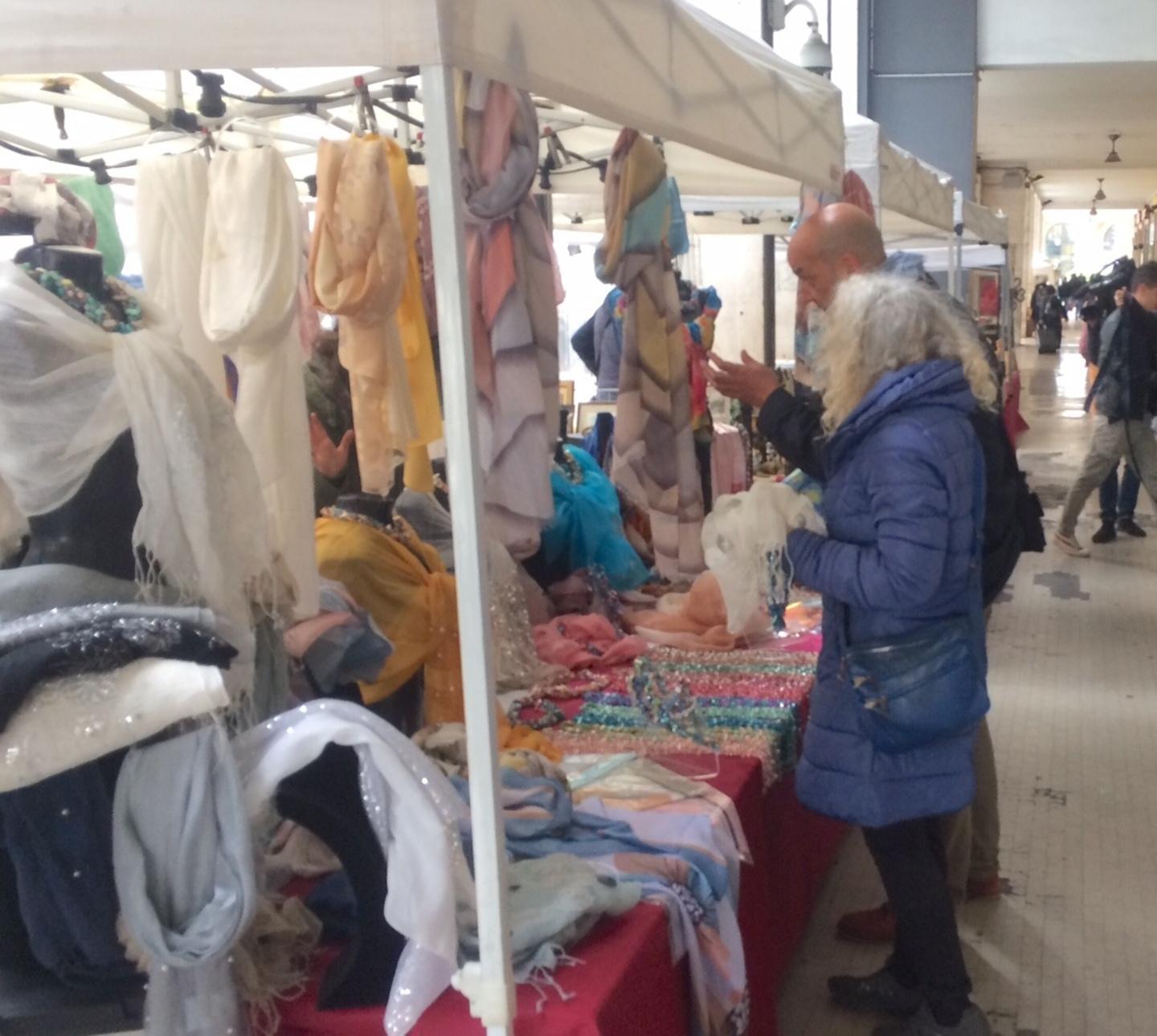 Esordio dei mercatini contro il degrado in zona stazione