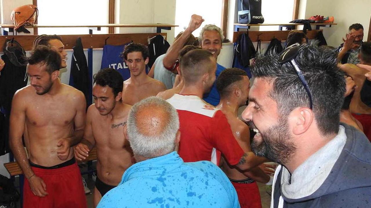 Il mister che salta sul tetto che scotta
