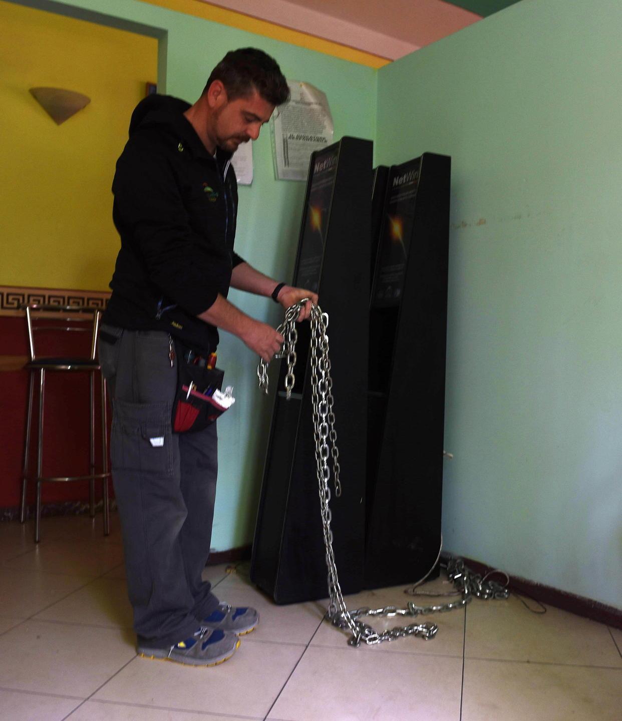Colpo al Bar Lady, svuotate sei slot i ladri utilizzano una sega elettrica 