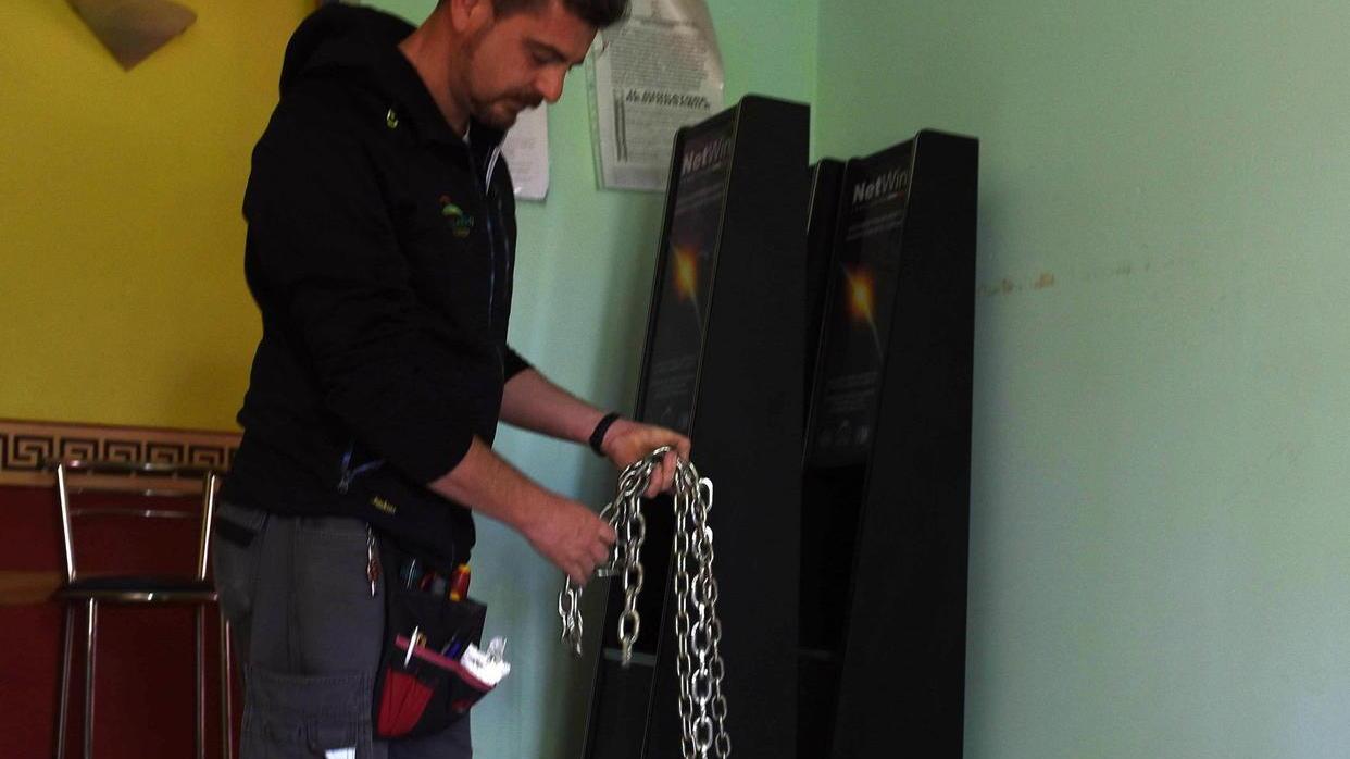 Colpo al Bar Lady, svuotate sei slot i ladri utilizzano una sega elettrica