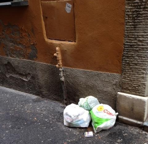 Degrado in centro rifiuti abbandonati in vicolo San Biagio