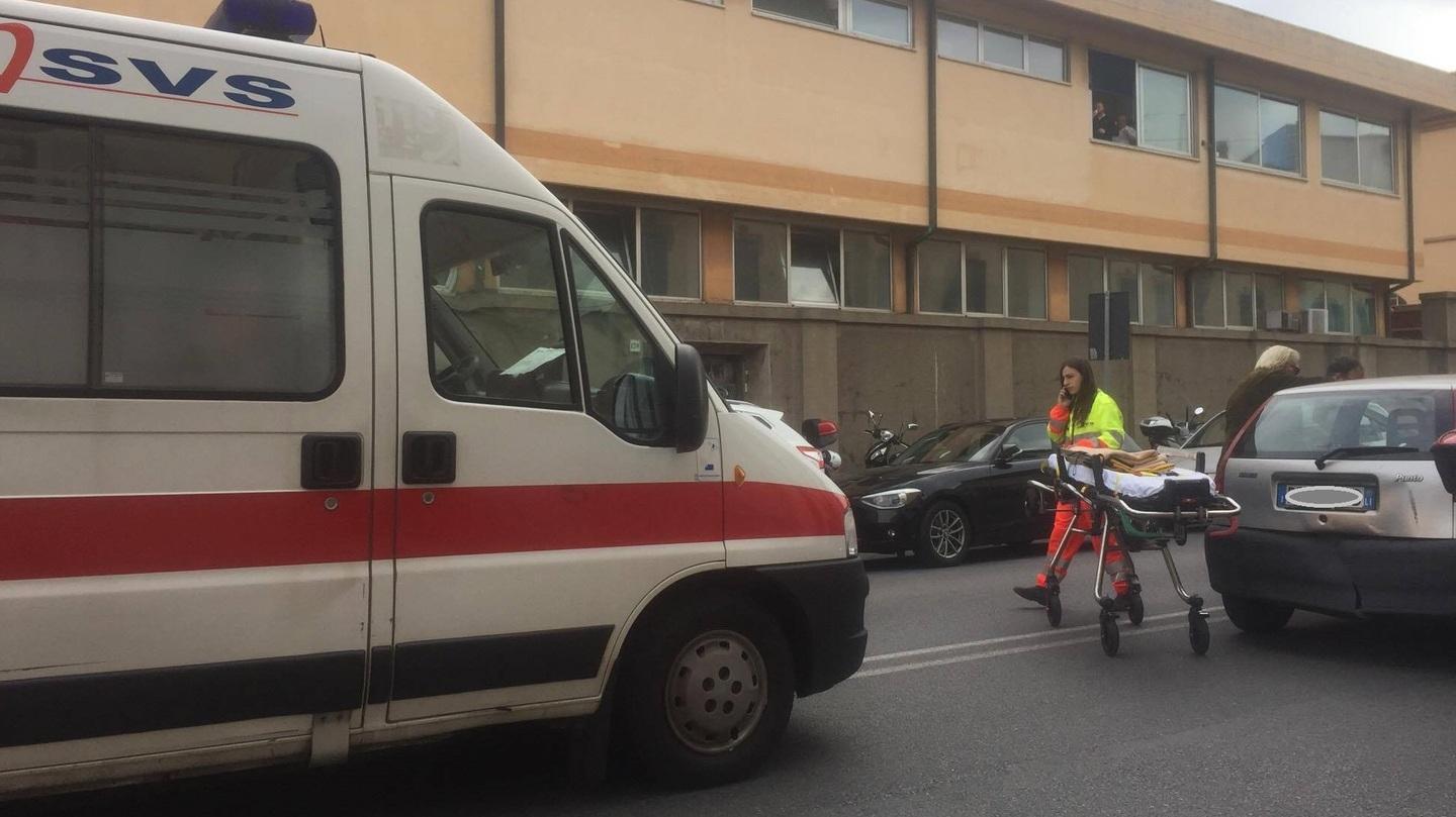 Bloccata in auto dopo il tamponamento