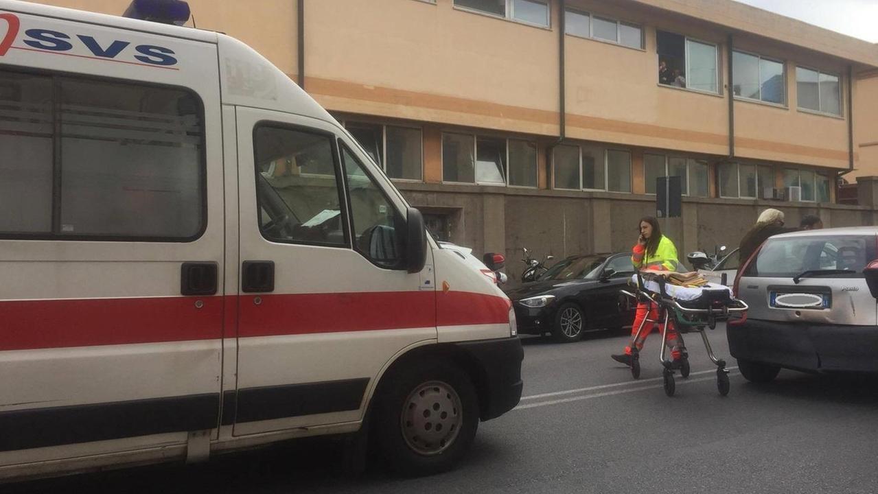 Bloccata in auto dopo il tamponamento