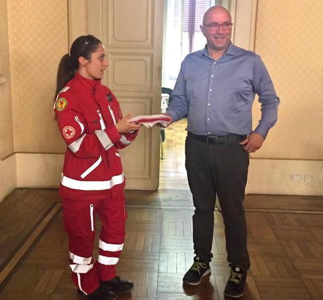 Sul pennone del Comune la bandiera della Croce Rossa