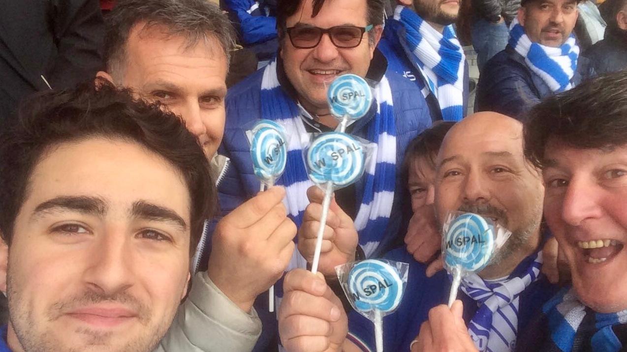 In Curva spopolano i due aste e il biancazzurro fa tornare bambini
