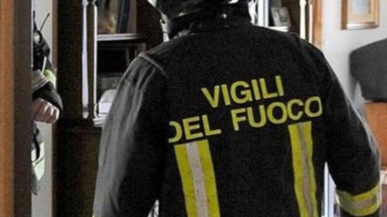 Allarme per un bimbo solo in casa
