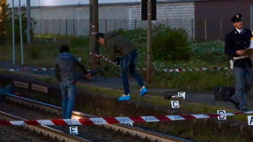 Attraversa i binari, ucciso da treno