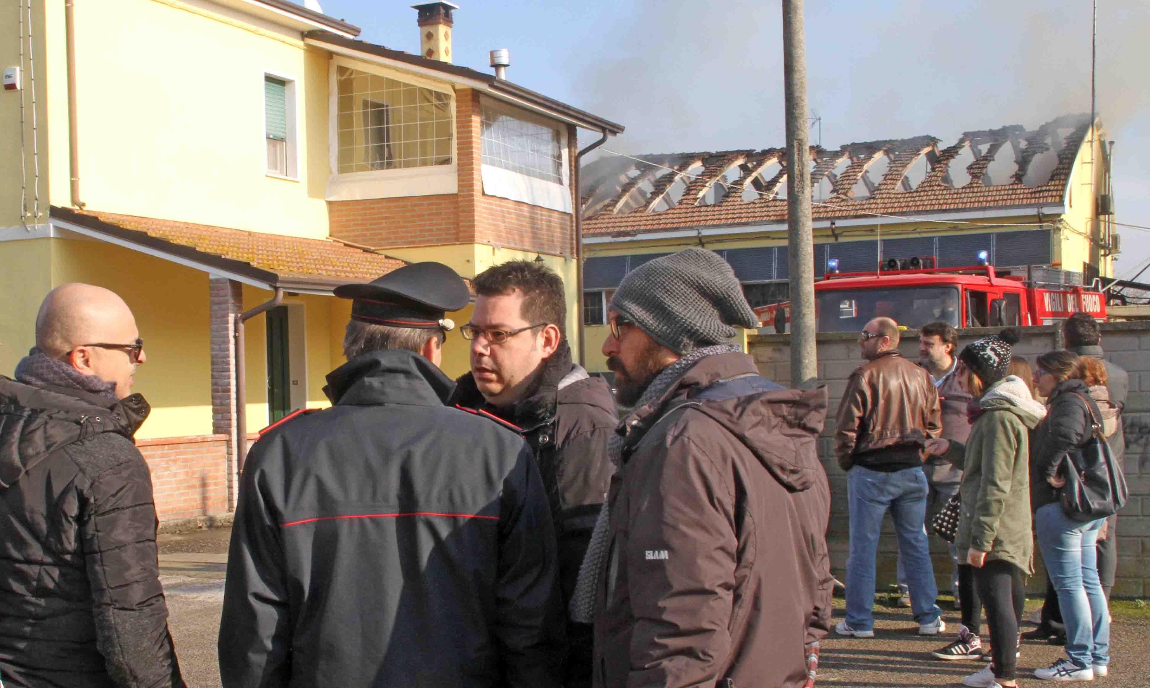 Il sindaco Minarelli davanti al Poligono bruciato il giorno della tragedia