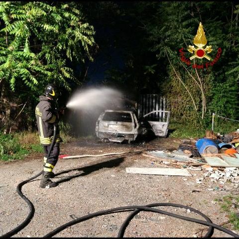 L'incendio di un'auto abbandonata nell'ex area Renault