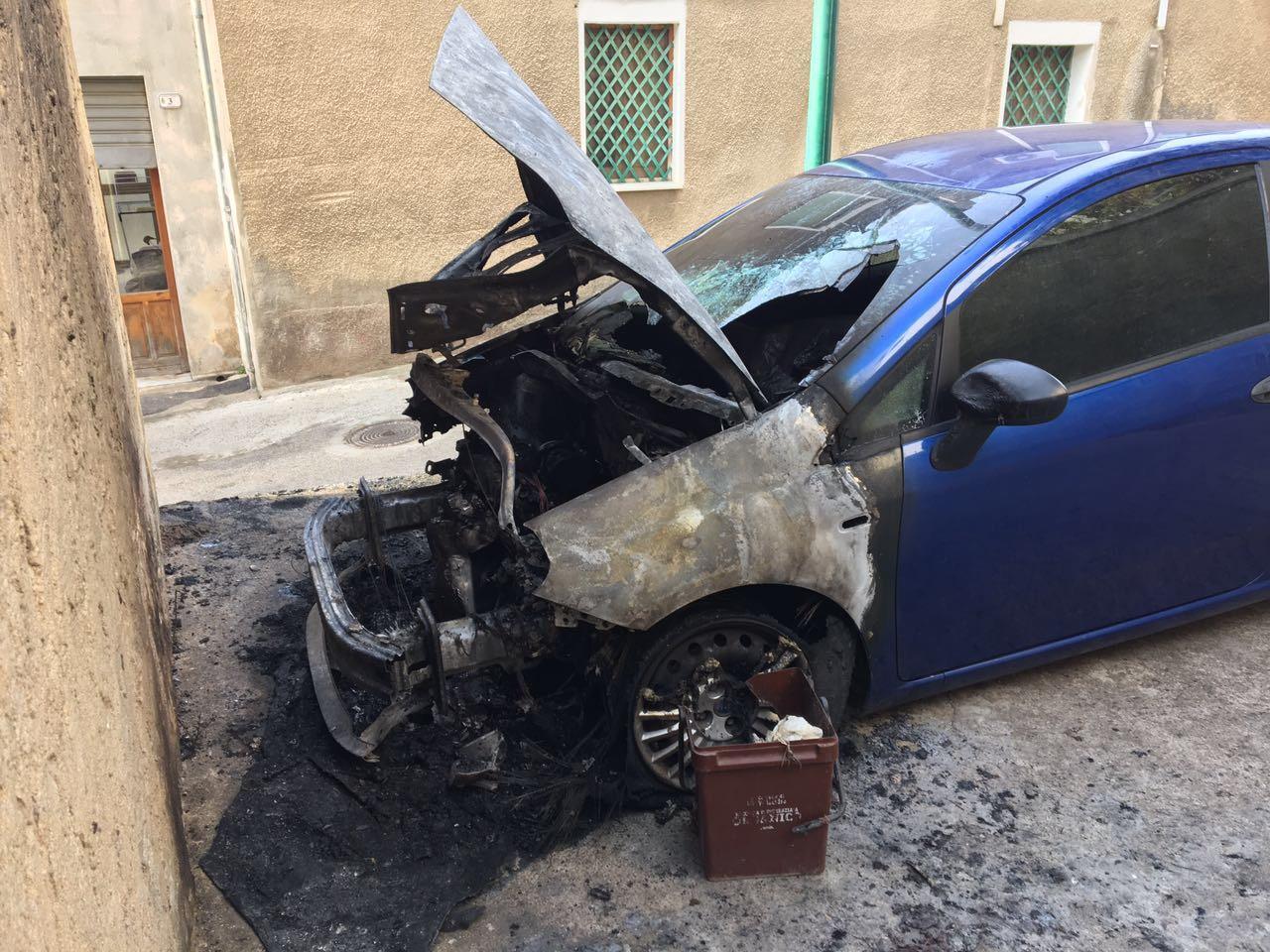 Villacidro, teppisti di nuovo in azione: incendiate altre tre auto