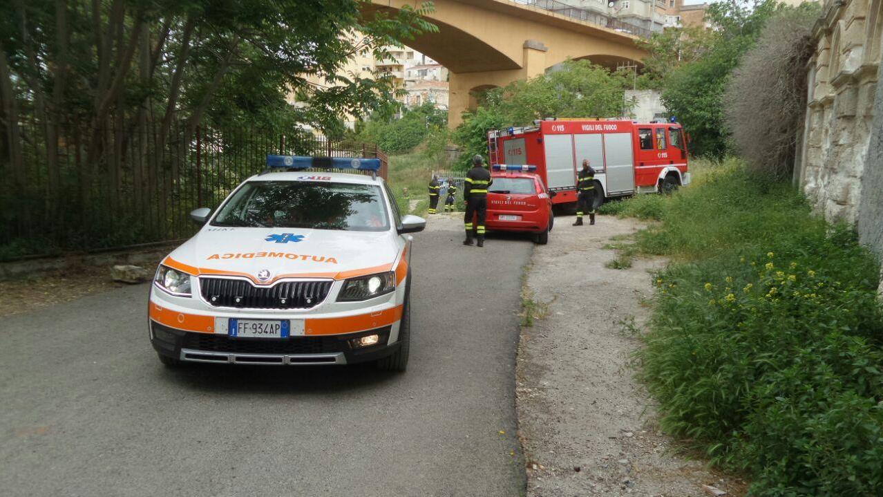 I vigili del fuoco e un'auto del 118 sotto il ponte di Rosello
