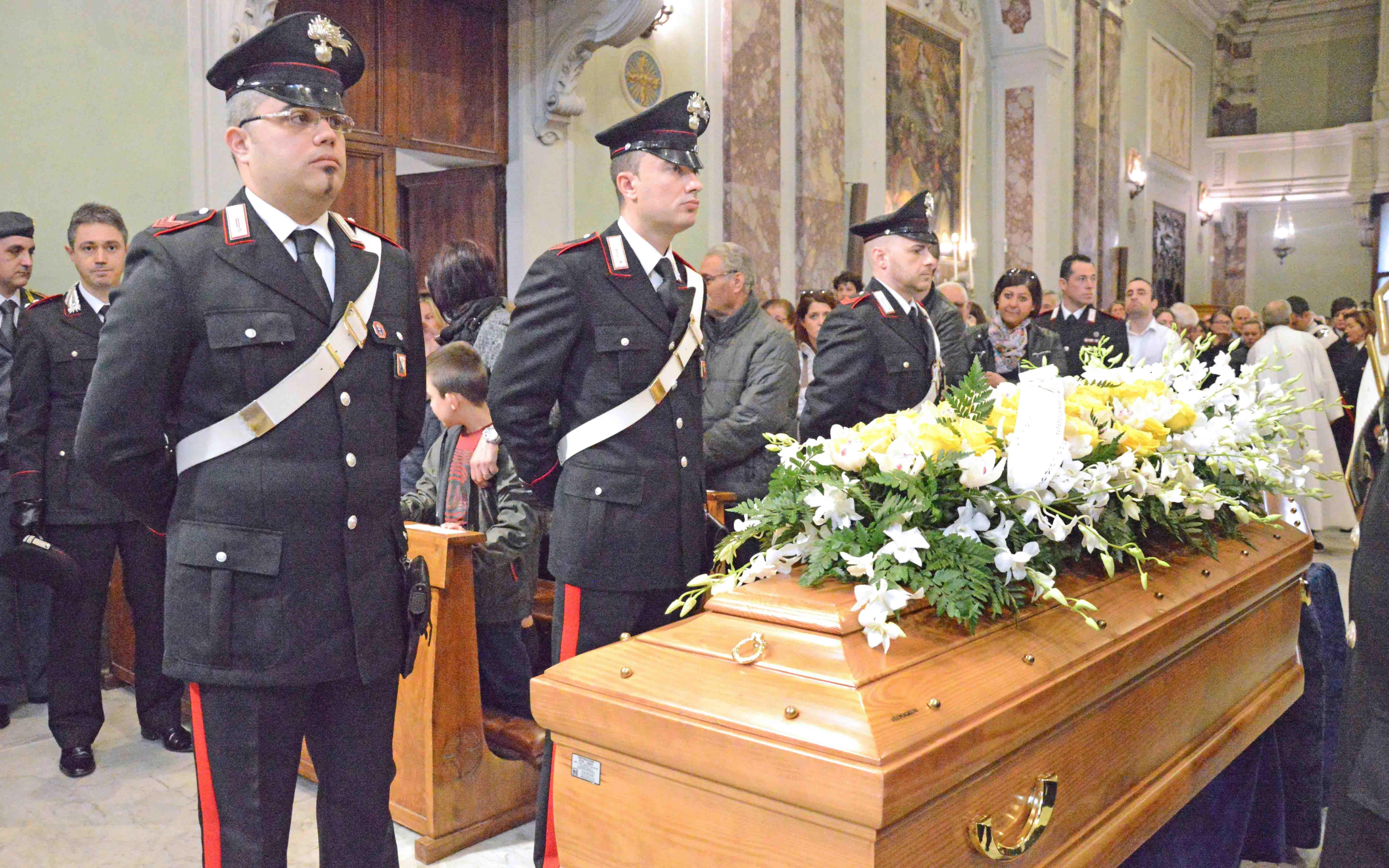 Il feretro in chiesa col picchetto dei carabinieri (Foto Gori)