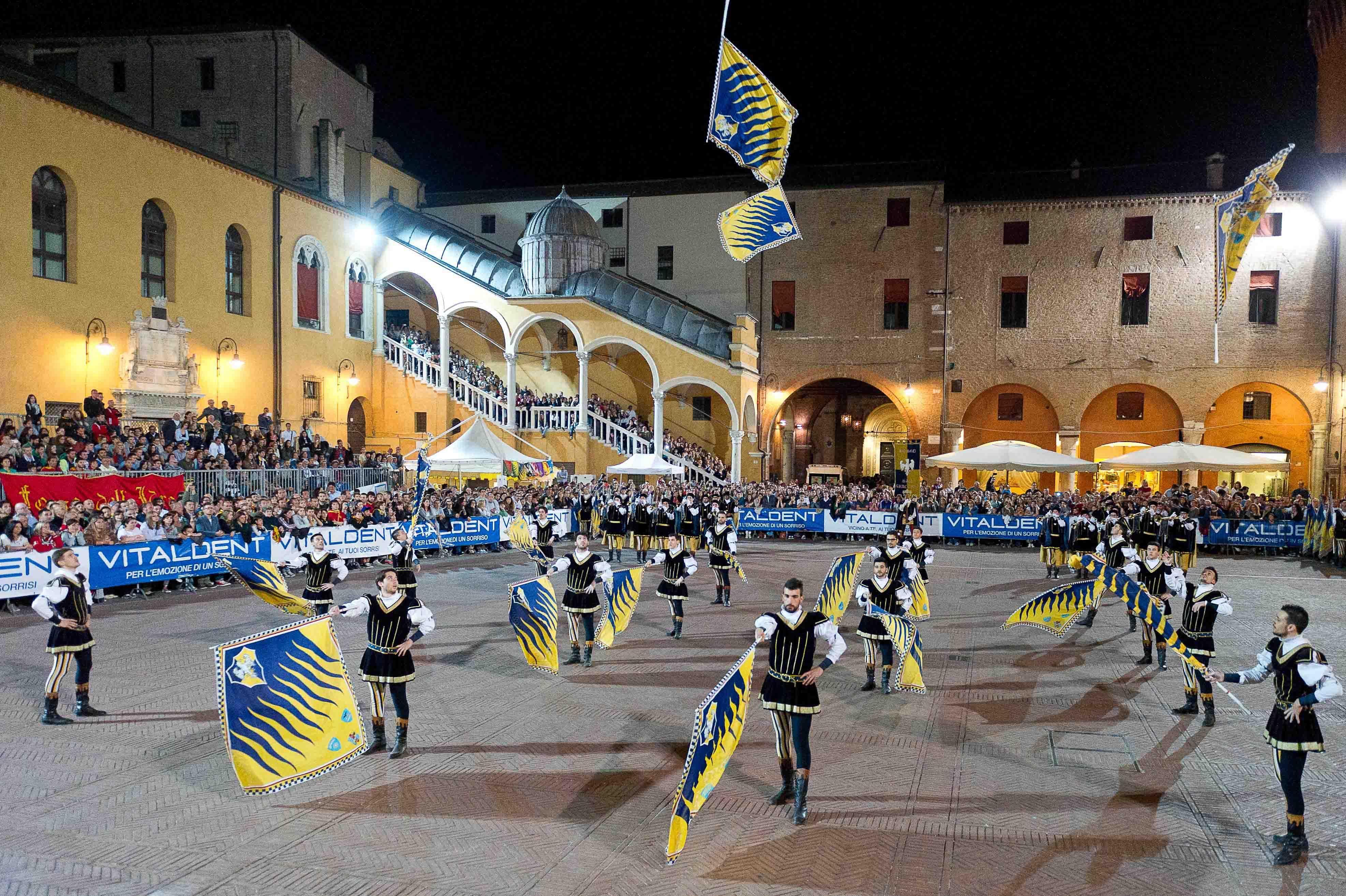 La gara delle bandiere in piazza municipale