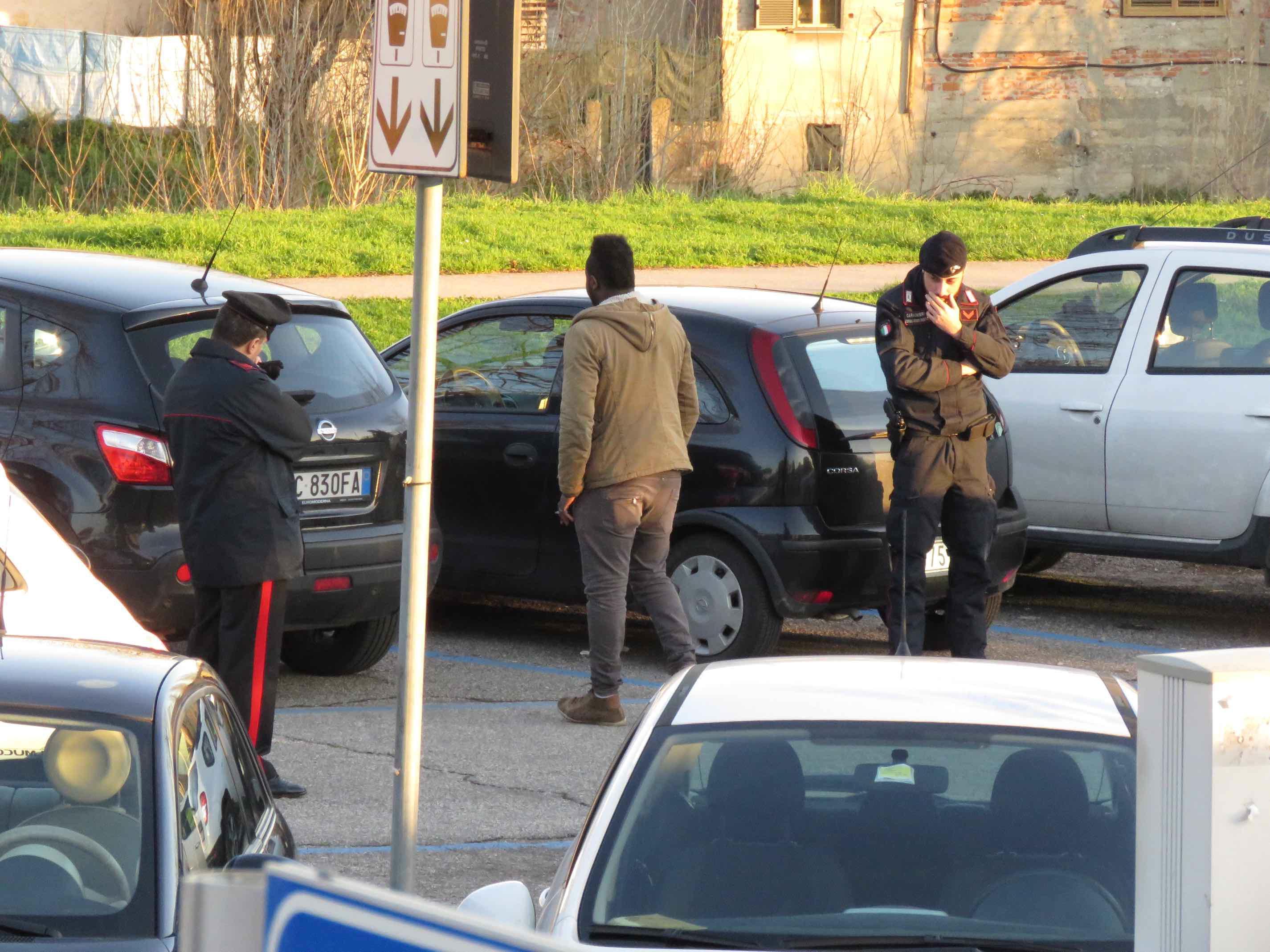 Controlli dei carabinieri sui parcheggiatori abusivi (archivio)