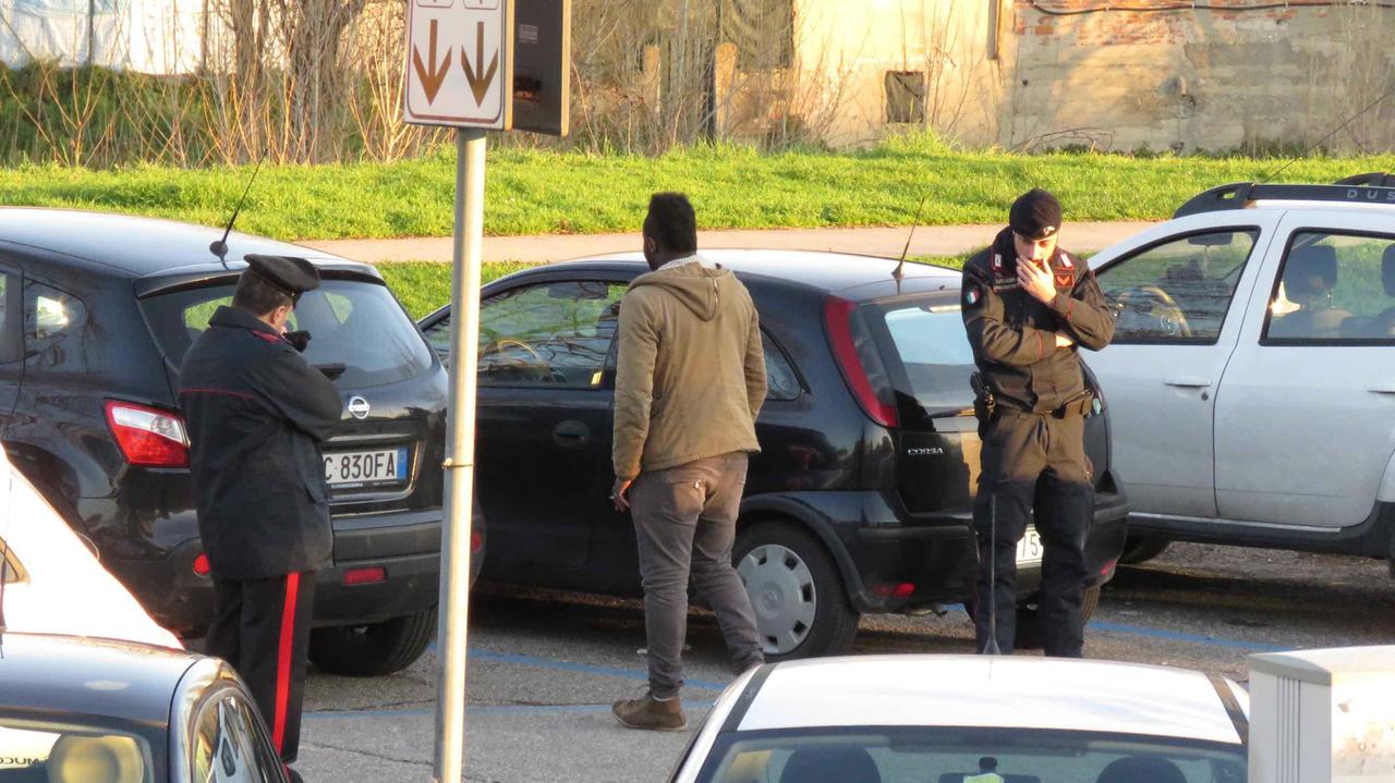 Controlli dei carabinieri sui parcheggiatori abusivi (archivio)