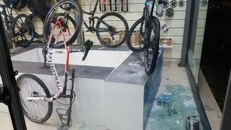 La vetrina del negozio di bici di Vaiano infranta dopo il furto del febbraio scorso