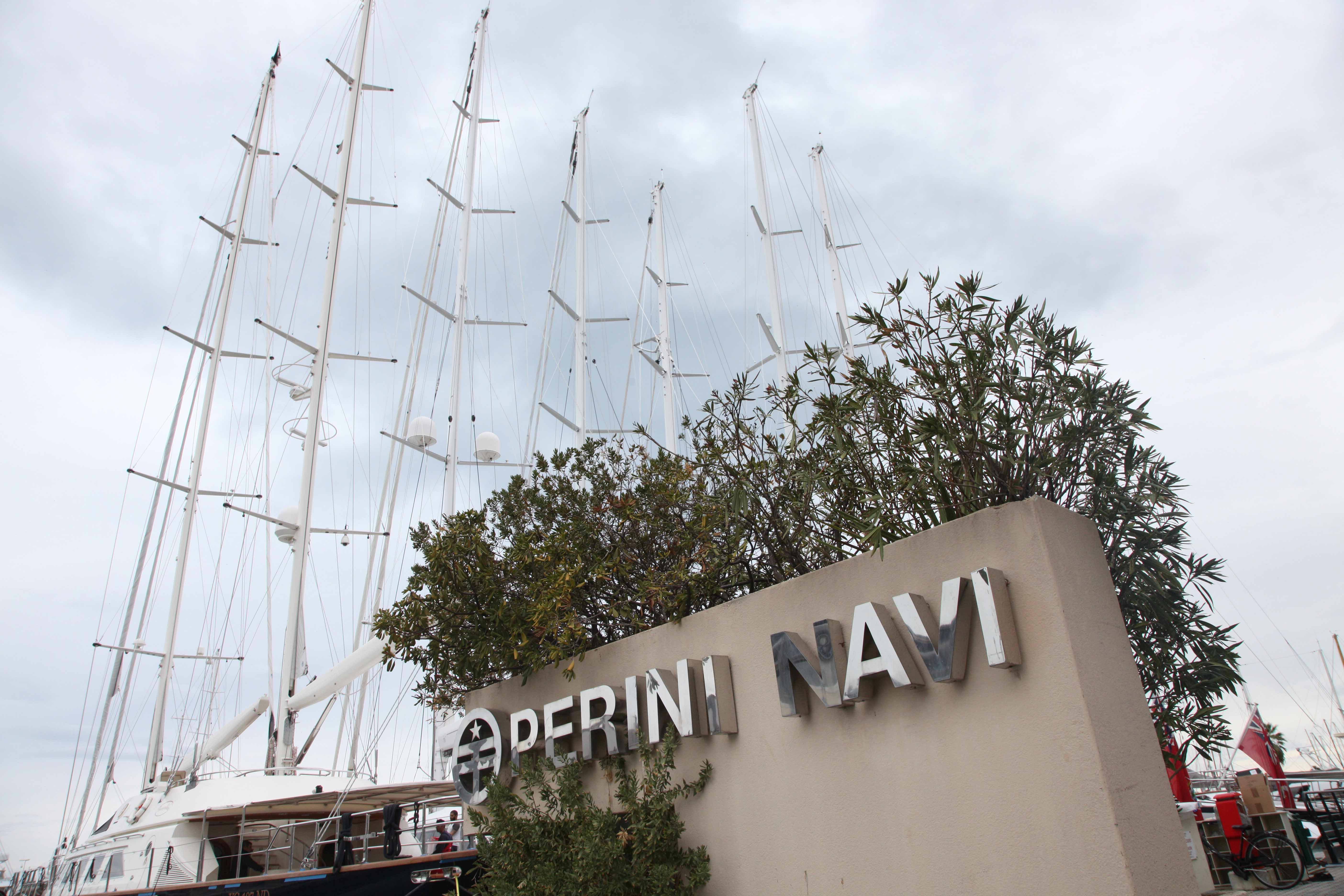 L'ingresso del cantiere Perini Navi in Darsena a Viareggio: sullo sfondo uno dei suoi velieri