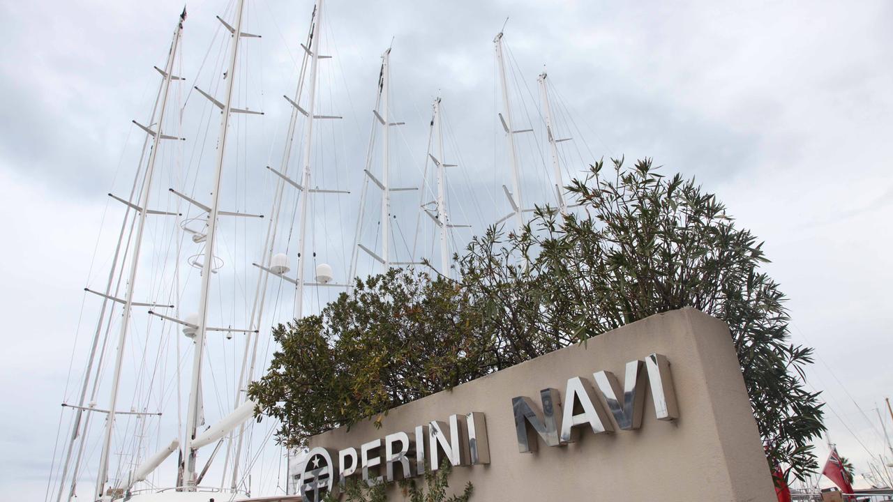 L'ingresso del cantiere Perini Navi in Darsena a Viareggio: sullo sfondo uno dei suoi velieri