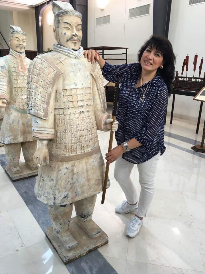 Cristina Martina con una delle statue di terracotta