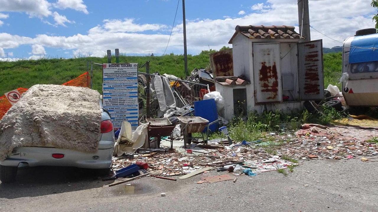 Nomadi, iniziato lo sgombero delle discariche all'ex campo di volo