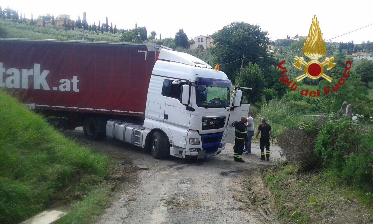 La manovra per rimettere in strada il tir