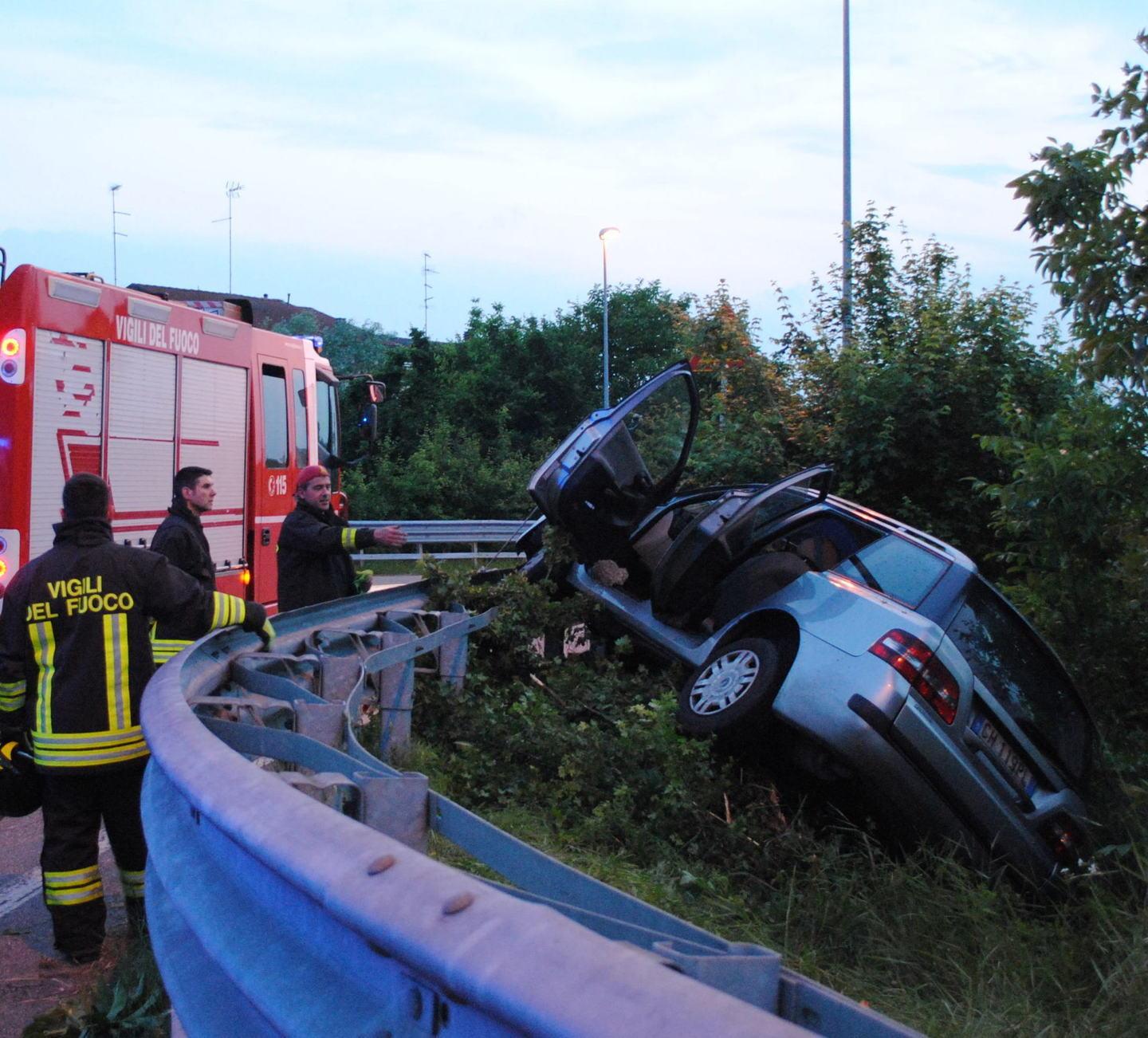 Boretto, finisce con l’auto oltre il guard-rail: illesa  